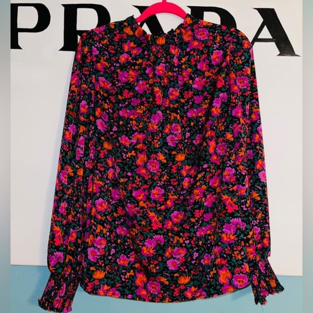 Beautiful floral long sleeve boutique top. size Large